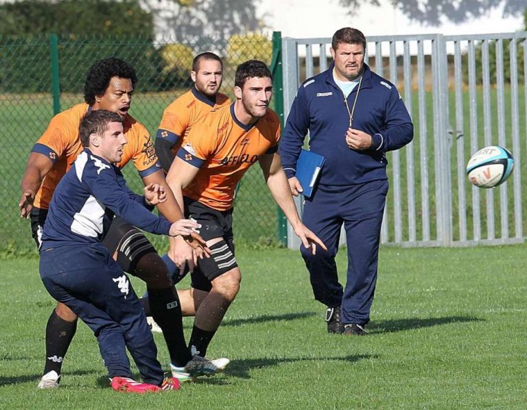 dernier entrainement des joueurs de Bayonne avant le reprise du championnat top 14 et le match à La rochelle Guillaume Rouet sous le regard de Faaoso Ollivon Loustalot et l'entraineur Patricio Noriega 20141127_photo_BF3R5687